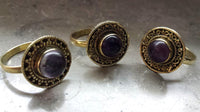 Load image into Gallery viewer, Messing Ringe Amethyst rund Seil Dreiecke antik golden verstellbar Tribal Schmuck
