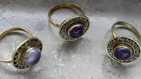Load image into Gallery viewer, Messing Ringe Amethyst rund Seil Dreiecke antik golden verstellbar Tribal Schmuck
