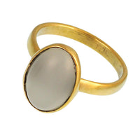 Load image into Gallery viewer, Messing Ringe Mondstein schimmernd glatt oval Kugel Rand antik golden Tribal Schmuck
