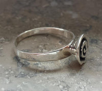 Load image into Gallery viewer, Silberring Spirale kantig dunkel oxidiert Ringe Rose
