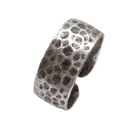 Cargar imagen en el visor de la galería, Silberring gehämmert schwarz Leo Muster Animal Design
