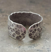 Cargar imagen en el visor de la galería, Silberring gehämmert schwarz Leo Muster Animal Design
