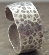 Cargar imagen en el visor de la galería, Silberring gehämmert schwarz Leo Muster Animal Design
