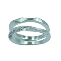 Load image into Gallery viewer, zwei Silberringe Set kantig gewunden Glitzer Zirkonia matt
