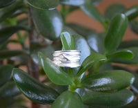 Load image into Gallery viewer, Silberring Weiß Rillen Stoff Muster 925 Sterling Silber Ringe
