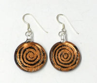 Cargar imagen en el visor de la galería, A pair of Spirale Glitzer orange Glasohrringe, black and handbemalt with spiral designs, feature 925er Sterling Silber hooks for pierced ears and are shown on a white background.
