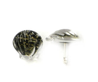 Load image into Gallery viewer, Ohrstecker, schwarze muschelförmige Glasohrstecker, hergestellt aus Glas und Sterlingsilber 925, handbemalt

