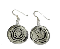 Cargar imagen en el visor de la galería, A pair of silber Spirale Glitzer Glasohrringe schwarz, handbemalt aus 925er Sterlingsilber mit schwarzen Spiraldesigns, präsentiert vor weißem Hintergrund.
