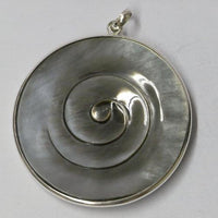 Load image into Gallery viewer, Perlmutt Anhänger kreisrunder Damenanhänger 925er Sterlingsilber eingravierte Spirale schillernd
