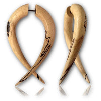 Load image into Gallery viewer, Fake Piercing Tamarinden Holz gebogen Hufeisen 50 mm Plug Ohrstecker hell schwarz gemasert
