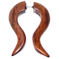 Cargar imagen en el visor de la galería, Tribal Ohrring Sono Holz Bogen Spike gebogen braun Edelstahl Fake Piercing 1 mm
