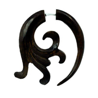 Load image into Gallery viewer, Fake Piercing Ohrring verschnörkelt Holz braun Edelstahl

