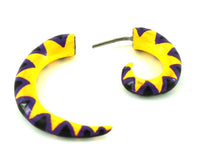 Cargar imagen en el visor de la galería, Fake Piercing Holz Handbemalt Zacken lila gelb 8 mm Plug Tunnel Ohrhänger Ohrstecker
