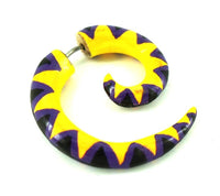 Cargar imagen en el visor de la galería, Fake Piercing Holz Handbemalt Zacken lila gelb 8 mm Plug Tunnel Ohrhänger Ohrstecker
