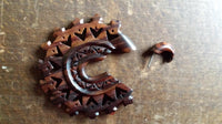 Load image into Gallery viewer, Fake Piercing Zackenrad Holz Edelstahl handgeschnitzt groß dunkelbraun Dehner
