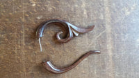 Load image into Gallery viewer, Fake Piercing Fishtail Spirale Holz Edelstahl handgeschnitzt dunkelbraun Dehner
