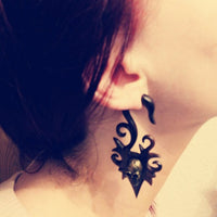 Cargar imagen en el visor de la galería, Fake Holz Piercing Narra Wood Steel Inlay Totenkopf spiralig Edelstahl Ohrstecker Organic Tribal
