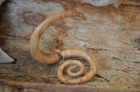 Load image into Gallery viewer, Fake Piercing Edelstahl Holz XL Spiralen hell dunkel
