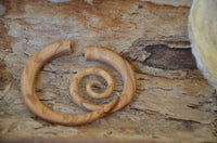 Load image into Gallery viewer, Fake Piercing Edelstahl Holz XL Spiralen hell dunkel
