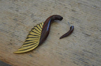 Load image into Gallery viewer, Fake Piercing Ohrring Narraholz Edelstahl Brass Schwan
