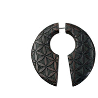 Load image into Gallery viewer, Fake Piercing Ohrring Narra Holz Kreis Blume des Lebens
