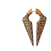 Load image into Gallery viewer, Fake Piercing Ohrring Sawo Holz Pfeil keltischer Knoten
