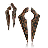 Load image into Gallery viewer, Fake Piercing Ohrring Sawo Holz Pfeil Sumatra Rauten
