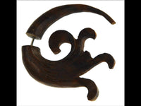 Load image into Gallery viewer, Fake Piercing Ohrring verschnörkelt Holz braun Edelstahl
