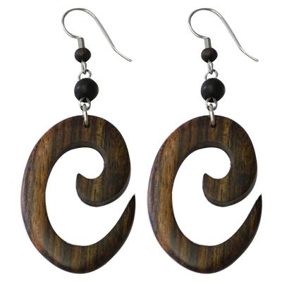 Entdecke die Tribal Ohrringe aus Sono Holz: große braune, ovale Spiralen mit Edelstahlbügel – handgeschnitzt und perfekt für Liebhaber von Tribal Schmuck.