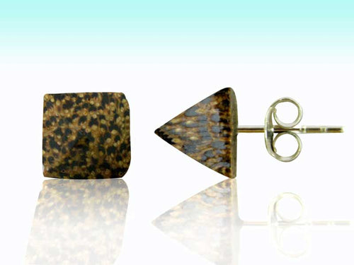 A pair of Kokosnuss Ohrstecker Pyramide Punkte Holz 925 Silber—one square, one triangular—with brown and black speckled pattern, displayed on a reflective surface against a gradient blue and white background.