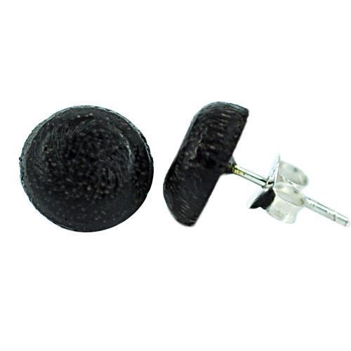 A pair of Kokosnuss Ohrstecker Punkte, gewölbt und rund aus dunkelbraunem Holz mit 925er Sterling Silber Steckern, werden vor weißem Hintergrund präsentiert.