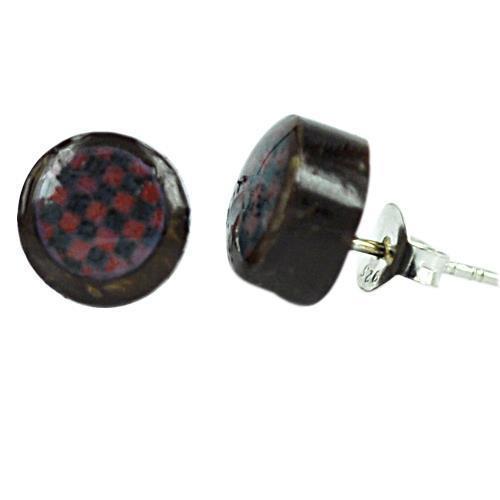 A pair of Kokosnuss Ohrstecker Schachbrett rot schwarz, round with dark brown wood, red and black checkerboard center, made with 925er Sterling Silber posts for a stylish look.