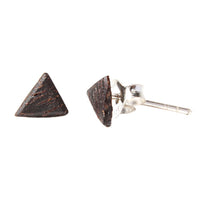 Cargar imagen en el visor de la galería, Holz-Ohrstecker, Dreieck, Kokosnuss, 6 mmØ, Dunkelbraun, 925er Sterlingsilber-Stift

