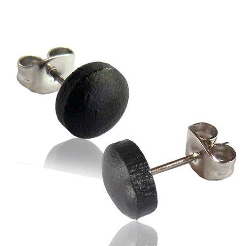 A pair of Ohrstecker rund schwarz Unisex Kokosnuss Holzohrstecker aus Edelstahl, mit runden, flachen schwarzen Fronten und silbernen Stecker- und Butterfly-Verschlüssen auf weißem Hintergrund.