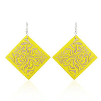 Cargar imagen en el visor de la galería, Holzohrringe Raute 7 cm Blumen Ranken Tribal Ohrringe Holz bunt Edelstahl Ohrhänger Organic
