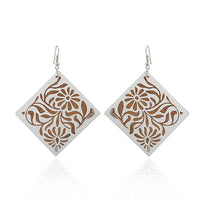 Cargar imagen en el visor de la galería, Holzohrringe Raute 7 cm Blumen Ranken Tribal Ohrringe Holz bunt Edelstahl Ohrhänger Organic

