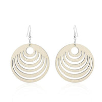 Cargar imagen en el visor de la galería, The Holzohrringe bunt 50 mm rund Halbkreise Damen Ohrringe sind leichte, filigrane Ohrhänger mit konzentrischen Cut-Out-Bögen und silbernen Haken – stilvoll, natürlich nickelfrei und perfekt für jedes Outfit.
