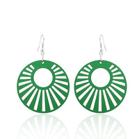 Cargar imagen en el visor de la galería, The &quot;Holzohrringe bunt 5 cm rund Kreis Strahlen Ohrringe Holz Ohrhänger Organic Damen&quot; are green, round wooden dangle earrings with sunburst cut-out patterns and nickelfree silver hooks for comfortable wear.
