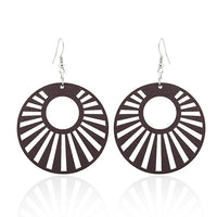 Cargar imagen en el visor de la galería, The Holzohrringe bunt 5 cm rund Kreis Strahlen Ohrringe sind runde, braune Holz-Ohrringe mit Sonnenstrahlen-Design und zentralem Kreis, filigran gefertigt und mit silbernen, nickelfreien Haken für angenehmen Tragekomfort.
