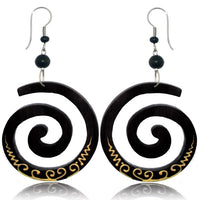 Load image into Gallery viewer, Tribal Ohrringe Spirale Narra Holz Edelstahl golden Muster Perlen schwarz Ohrhänger

