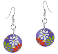 Cargar imagen en el visor de la galería, Holzohrringe Blumen lila 20 mm Ohrringe Holz Edelstahl Ohrhänger Damen Organic Schmuck Scheibe
