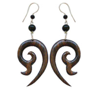 Load image into Gallery viewer, Tribal Spirale Ohrringe aus Sono Holz, langgezogene Spitze, Edelstahlbügel
