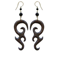 Load image into Gallery viewer, Tribal Spirale Ohrringe aus Sono Holz, flame, Edelstahlbügel, Ohrhänger, Ohrstecker
