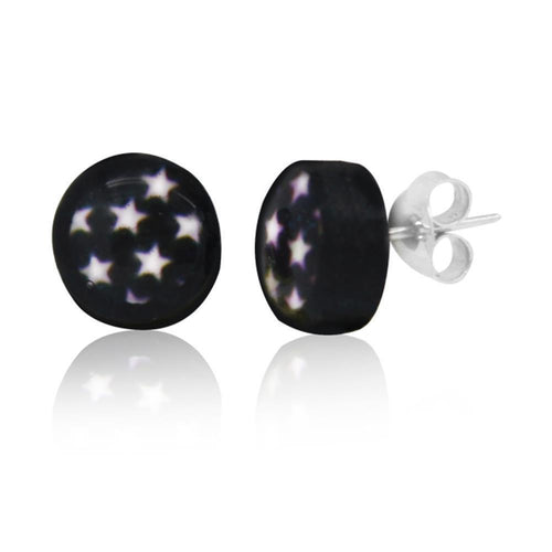 Ohrstecker Kokosnuss Sterne pink schwarz: Runde Holzohrringe mit Sternmustern, glänzender Oberfläche und 925er Silber-Posts mit Butterfly-Verschluss, präsentiert auf weißer reflektierender Fläche.