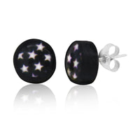 Load image into Gallery viewer, Ohrstecker Kokosnuss Sterne pink schwarz: Runde Holzohrringe mit Sternmustern, glänzender Oberfläche und 925er Silber-Posts mit Butterfly-Verschluss, präsentiert auf weißer reflektierender Fläche.
