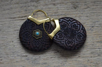 Load image into Gallery viewer, Ohrringe Holz Brass Blume Türkis Bügel gold Gravur
