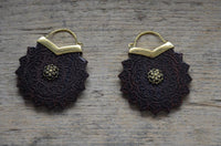 Load image into Gallery viewer, Ohrringe Holz Brass Blume Bügel gold Gravur zackig
