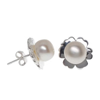 Cargar imagen en el visor de la galería, Ohrring in Blumenform mit Zuchtperle in der Mitte, Bügel aus Sterlingsilber
