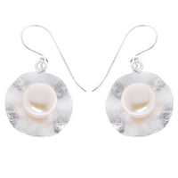 Load image into Gallery viewer, Kreis gewellt Perlen Ohrringe 925er Sterling Silber gebürstet Zuchtperle (1A Naturqualität)

