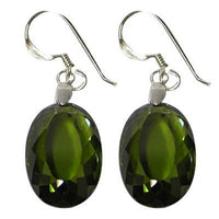 Cargar imagen en el visor de la galería, A pair of Silberohrringe Ohrhänger aus 925er Sterlingsilber mit oval facettiertem Zirkonia in Grün, präsentiert vor weißem Hintergrund.
